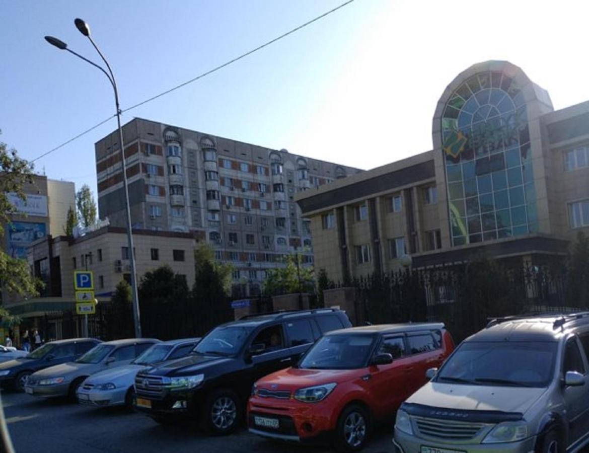 Апартаменты На Улице Розыбакиева, 103 Alma-Ata Exteriör bild